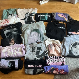 Ariana grande merch - (kolla andra inlägg också) Säljer alla mina ariana tröjor eftersom att jag inte längre använder dem. Skriv vilken du är sugen på så skickar jag ett bra pris! Köper man fler än 1 så får man bättre pris.