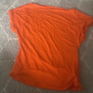 Topp med öppen rygg - Den har öppen rygg och är nästan aldrig andvänd