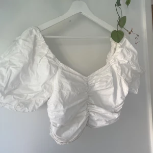 Topp med puffärmar - Vit topp med puffärmar. Välanvänd men fortfarande i gott skick. Älskar denna men den kommer tyvärr inte till användning längre 🩷