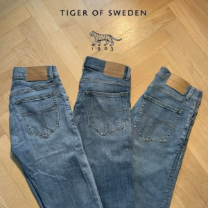 Tiger of sweden jeans - Säljer nu 3 par feta tiger of sweden jeans🐅 Storlekar som 30-34. Kolla vår profil för info om varje byxa och massa annat fett👖🥰 Vid köp av flera plagg löser vi såklart billigare pris🤙