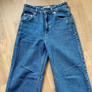 Blå jeans från Pull&Bear - Jättefina blå jeans från Pull&Bear som tyvärr har blivit för små för mig. 💙 De är högmidjade och har vida ben. Passar någon som är runt 160 i längd! Jeansen är sparsamt använda och i väldigt fint skick. De har slitningar nedtill.