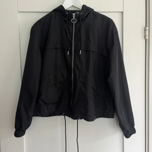 Tunn svart jacka - Säljer denna tunna svarta jacka från hm💖 Jackan är aldrig använd så i väldigt bra skick. Bra sommarjacka då den är väldigt tunn.