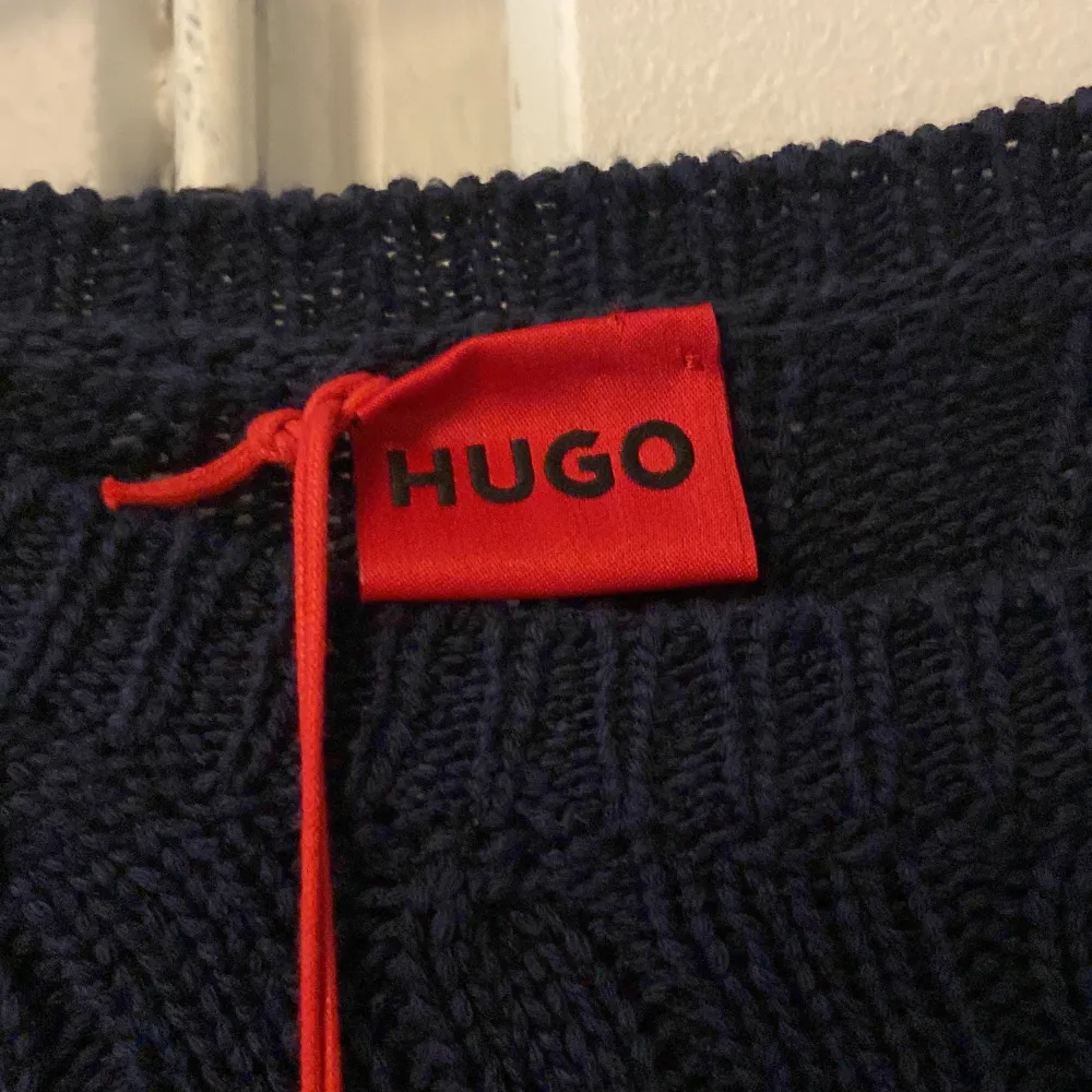 En väldigt fin Hugo boss tröja med prislappen kvar! Originalpris 1826kr (159EUR) . Stickat.