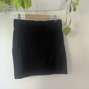 Svart minikjol - Svart minikjol från bik bok 💛