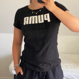 T-shirt från Puma - Superskönt svart T-shirt från Puma! 🖤 väldigt mjuk och lite figursydd skulle jag säga. Mycket fint skick!