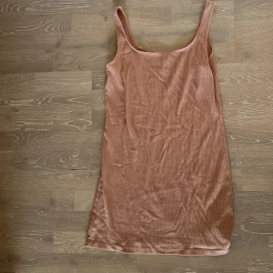 Basic klänning  - Denna är storlek M men är väldigt kort för mig som är 165cm, den är väldigt enkel och simpel men jätte fin vardagsklänning och passar bra till sommaren, för fler frågor eller bilder kontakta mig 💗💗