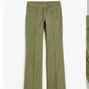 HM gröna cargo pants - Helt slutsålda cargo liknande byxor. Har sytt upp dom så de passar någon som är 150/160, skriv för fler bilder eller frågor💕