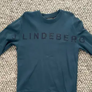 Säljer denna crewneck av märket J.Lindeberg