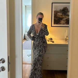 Långklänning  - Jätte fin lång klänning, perfekt till sommaren Storlek 38 men skulle säga att den passar 36  Pris kan diskuteras  Dragkedja på baksidan