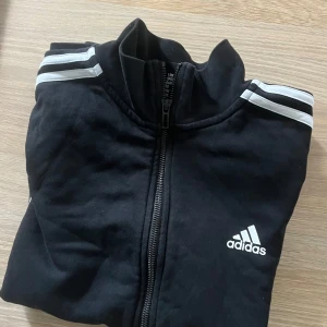 Adidas kofta - Relativ gammal adidas kofta men har inget slitage. Använt några gånger bara.