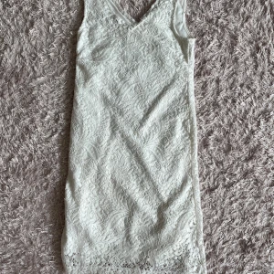 Fin vit klänning 🎀 - Barn storlek 146/152 från xoxo friends Jätte fin klänning önskade att den passade mig❤️