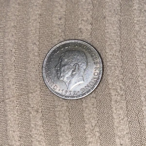 5 Kronor mynt ifrån 1972 - Gustav VI Adolf 5 Kronor 1972 fin Kvalitet och utan strömmar bakom lejonen. (1681)