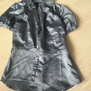 Satin blus H&M - Asfin blus/skjorta från h&m, aldrig använd men köpt second hand, super bra skick!