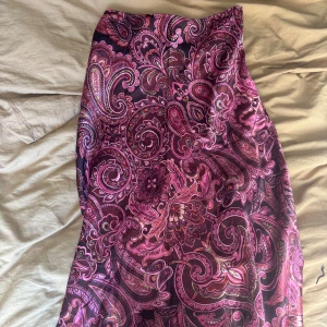Kjol - Jättefin silkeskjol med mönster! Passar bäst på s - xxs