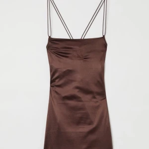 Brun miniklänning i storlek s - Brun festklänning från H&M i storlek s. Har aldrig använts.