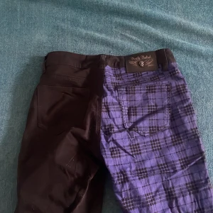 svart/lila/blå jeans  - coola jeans från emp shop/rock rebel använda typ 2 gånger då dem har varit lite för stora för mig. sitter jätte snyggt dock. köpta för 600?