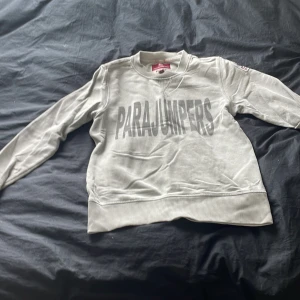 Parajumper tröja - Hej! Jag säljer nu min parajumper tröja eftersom att den har blivit förliten. Självklart äkta köpt i Malmö på parajumper butiken. Använd ett par gånger. Skick 9/10. Hör av er vid frågor. Nypris 1400 kr