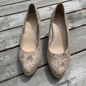 Högklackad Marco Tozzi  - Oanvänd högklackad Marco Tozzi. Prislapp kvar.