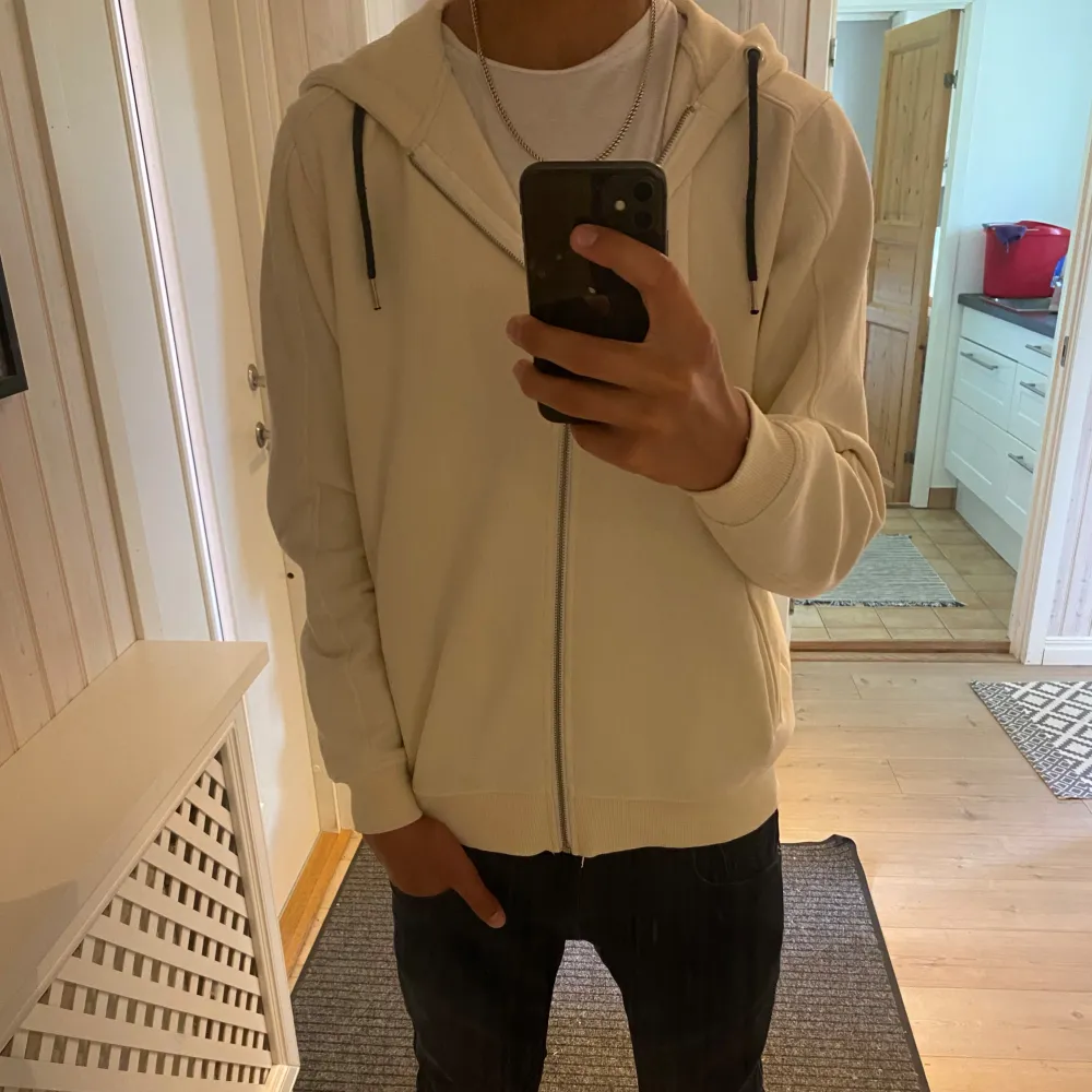 Zip hoodie som inte kommer till användning. Använd några gånger och är i bra skick.. Hoodies.