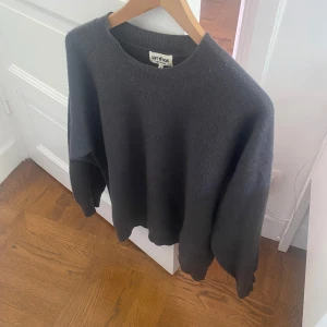 Grå Soft Goat Tröja Kashmir - Nypris: Ca 2600 kr Mycket bra skick! Storlek: M (kan även passa S) 100% Kashmir