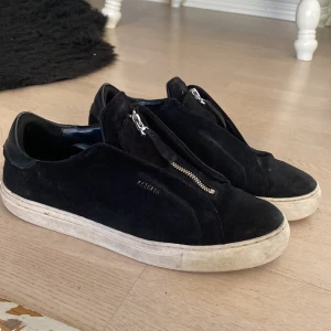 Axel Arigato skor - Feta dojor, använt skick, box finns!  Passar storlek 42-43🕺🍾 Full pris som gäller!!