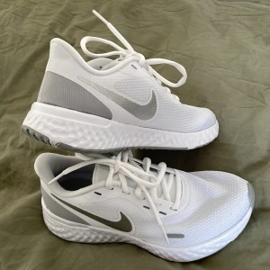 Nike skor nya  - Nya Nike skor i storlek 35,5.  Meddela om du vill se flera bilder eller frågor.