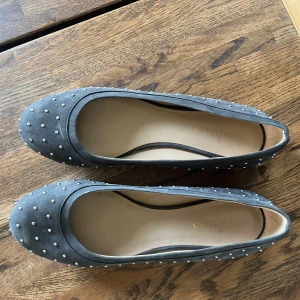 ballerina skor från cole haan - super söta bellerina skor från cole haan väldigt trendiga  pris diskuterbart 