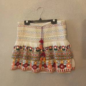 Kjol från ZARA 🌸 - Populär kjol från ZARA i toppen skick 🌸. Storlek Medium men passar allt från S-M då den är super stretchig.