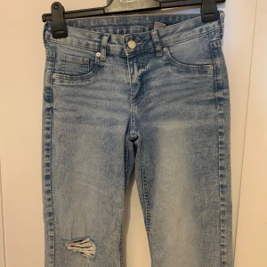 Lågmidjade bootcut jeans - Använda Max 3-5 gånger så de är i fint skick, är 164 cm och de är perfekta i längden.