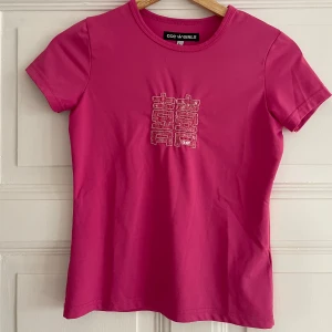 Hot pink baby tee 💗💖💗 - Hot pink baby tee med paljett och pärldetalj 💗💖💗Egentligen gjord för barn men passar perfekt för storlek S/XS 🤭