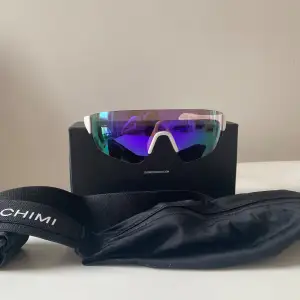 CHIMI solglasögon i modellen flash Pace imperial i färgen pace purple