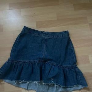 Jeanskjol - Jeanskjol med dragkedja på baksidan och volangdetaljer😇