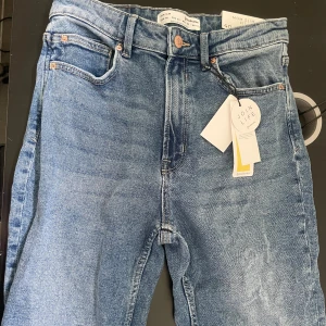 Mom jeans - Helt oanvända mom jeans från stradivarius som sitter perfekt i rumpan. Endast provade men alla lappar är kvar! Supersköna och en fin jeansblå färg.