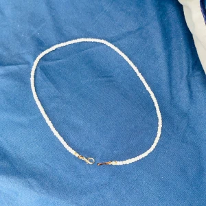 Halsband  - Vitt halsband gjort av pärlor 🤍 Aldrig använt bara testat men det var inget för mig! Köpt i Thailand 🇹🇭 snygg till sommaren/ stranden 🏝️ 