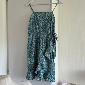 Vila klänning ny  - Ny oanvänd inget att anmärka på.  Normal i storlek💕