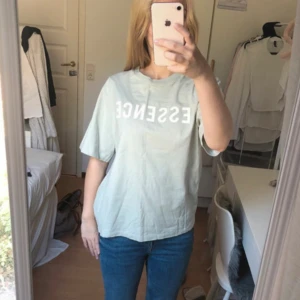 T-shirt - T-shirt ifrån lager 157 i nyskick, dock legat länge i garderoben. I storlek S  För mer info eller bilder på, kontakta mig 🤗