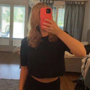 Stickad topp - Croppad stickad t-shirt med vaddering i axlarna🤍använd ett fåtal gånger 