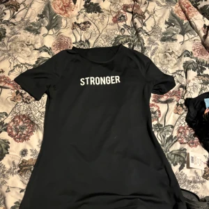 Stronger tränings T-shirt  - En jätte fin tränings T-shirt från Stronger. Använd väl och i jätte bra skick. Jätte skönt material å sitter bra. kontakta mig för frågor eller för fler bilder💗