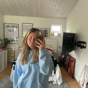 Hej! Säljer min Blue Jade hoodie! Endast använd 2-3 gånger! Köptes för 65$ på deras hemsida. Kan skicka bilder på den om det skulle önskas :)