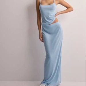 Blått set - Fint set ifrån Nelly. Kjol och linne. Aldrig använt, endast tvättat. 