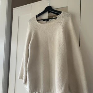 Stickad tröja  - Säljer nu min vita stickade tröja pga att jag har för många! Superfin både till höst/vinter men också till sena sommarkvällar🥰Köpte förra året på bikbok. Har ni några funderingar eller undrar hur den ser ut på är det bara att höra av sig🥰