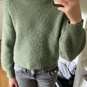 Grön stickad tröja! - Tröjan är grön och är från Kappahl, den är lite nopprig men om det är så att man inte vill att  den är  nopprig så kan jag ta bort dom med en noppermaskin!!💗