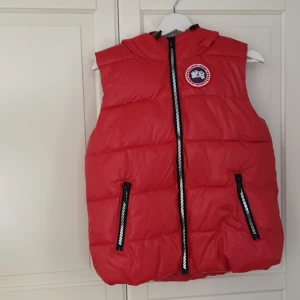 Canada goose väst - Snygg röd canada goose väst som aldrig använts!! 🤙🏼⭐️(r.e.p)