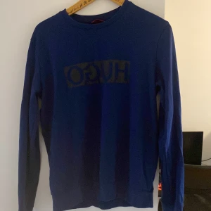 Hugo tröja  - Väldigt bra skick, inga fel på tröjan överhuvudtaget. Det är storlek m men passar också s