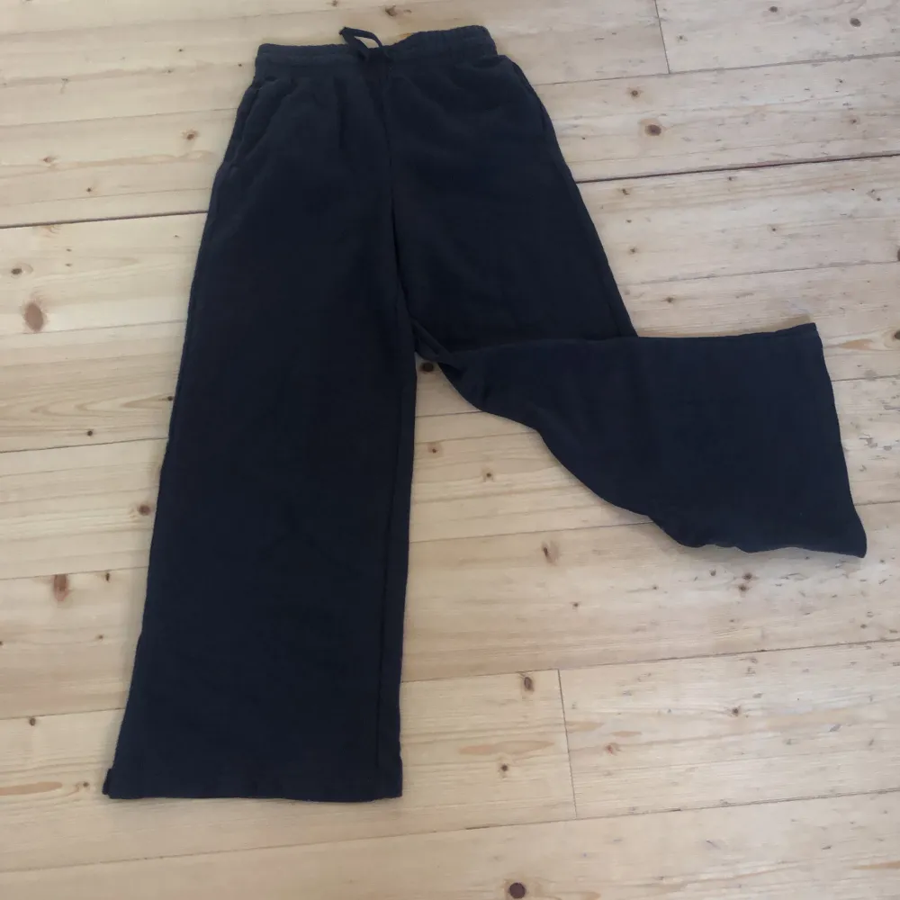 Ett par jätte fina svarta mjukisbyxor har vi här!😍 Säljer för att de har blivit för små🙊 De passar bra för 10-11 åringar!! . Farkut & Housut.