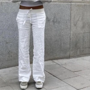 Alobha label linnebyxor  - Säljer då de tyvärr är lite stora på mig. Provar inte med dem på pga det. De är i modellen från förra året, i fint skick. De är uppsydda, men sprätter man upp får man ca 2,5 cm extra. Innerbenslängd: 69 cm. Midjemått rakt över: 39 cm. Köp nu är på!