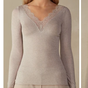 Intimissmi tröja  - Jag säljer nu min hyfsat nya intissmi tröja eftersom den inte kommer till så mycket användning, skriv för frågor eller fler bilder 💕