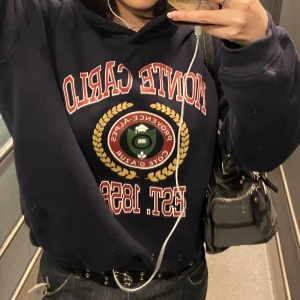 hoodie från HM - gammal modell hoodie köpt från h&m ett tag sen men använts få gånger, ny skick. Tryck köp nu knappen 💗