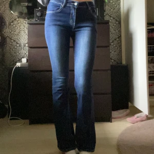Y2k bootcut jeans - Har inte använt dem så ofta. Vet inte riktigt va de är för storlek men ja brukar ha 34/36 eller S. Skriv om ni vill ha fler bilder eller om ni har andra frågor🩷🩷😘