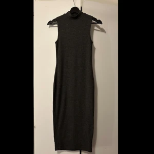 Grå klänning - Mörkgrå klänning från Fashionnova i storlek XS. Använd 1 gång. Säljes pga för liten.